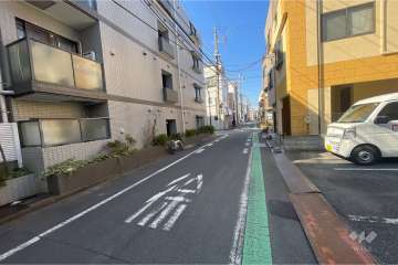 敷地北東側の前面道路（南東側から）