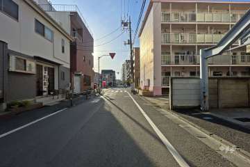敷地南側の前面道路（東側から）