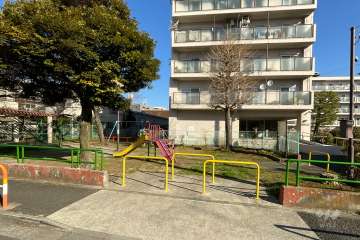 敷地に隣接した足立区立六月第五児童遊園