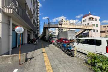 敷地東側の前面道路（南側から）