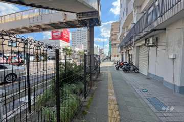 敷地東側の前面道路（北側から）