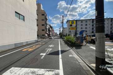 敷地西側の前面道路（北側から）