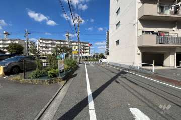敷地西側の前面道路（南側から）