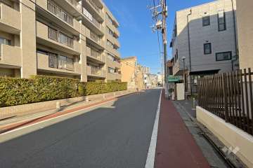 敷地北側の前面道路（西側から）