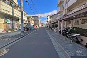敷地の南側前面道路（東側から）
