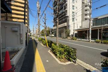 敷地の東側前面道路（南側から）