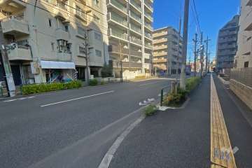 敷地東側の前面道路（南側から）
