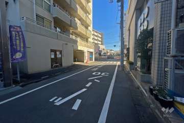 敷地南側の前面道路（西側から）