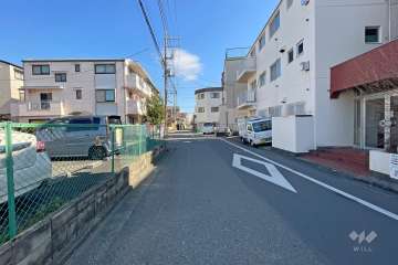 敷地の北側前面道路（西側から）
