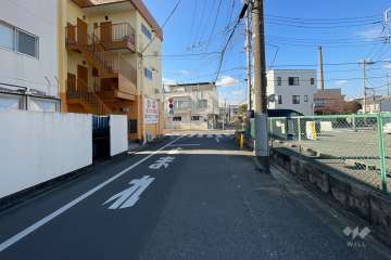 敷地の北側前面道路（東側から）