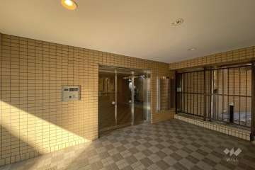 エントランスはオートロック付きです。