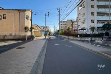 敷地西側の前面道路
