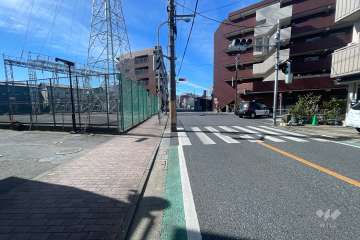 敷地北西側の前面道路（北東側から）