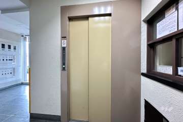 共用のエレベーター