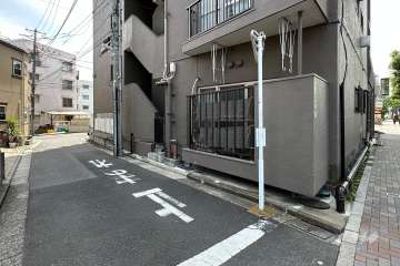 敷地東側の前面道路（北側から）