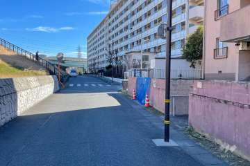 敷地北東側の前面道路　