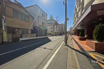 敷地南東側の前面道路（北東側から）