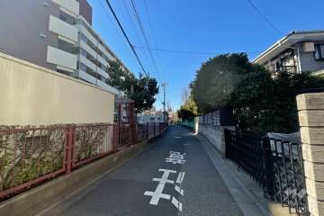 敷地北側の前面道路（東側から）