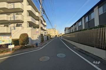 敷地南側の前面道路（西側から）