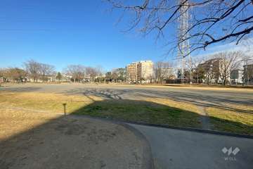 敷地東側に隣接する『足立区立谷在家公園』
