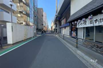 敷地の北側前面道路（東側から）