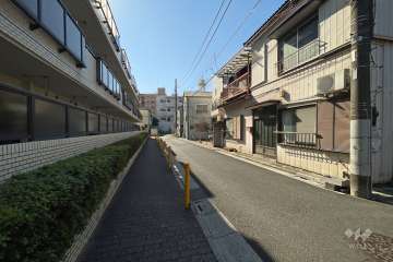 敷地西側の前面道路