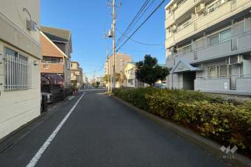 敷地西側の前面道路（南側から）