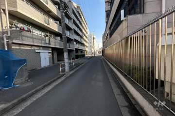 敷地の南側前面道路（西側から）