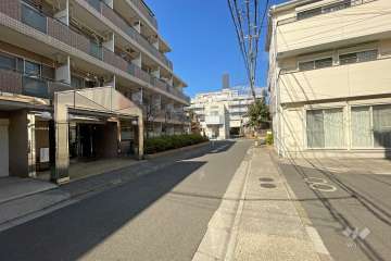 敷地東側の前面道路（南側から）