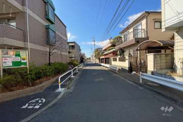 敷地北側の前面道路（東側から）