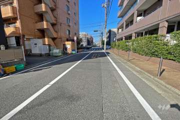 敷地南側の前面道路（東側から）