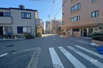 敷地北側の前面道路（西側から）