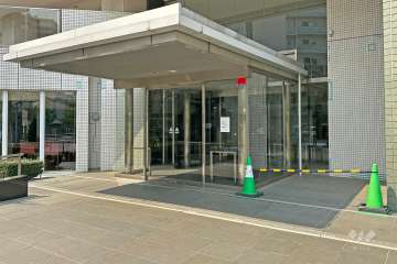 エントランスはオートロック付きです。