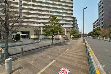 敷地の東側前面道路は「ほうせき通り」です（南側から）。