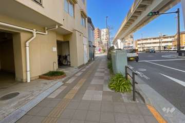 敷地東側の前面道路（南側から）