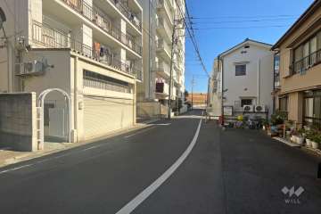 敷地南側の前面道路（西側から）