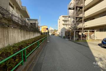 敷地西側の前面道路（南側から）