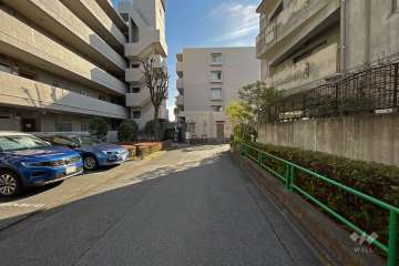 敷地西側の前面道路（北側から）