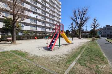 敷地に隣接する足立区立加青公園