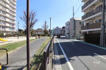 敷地南側の前面道路