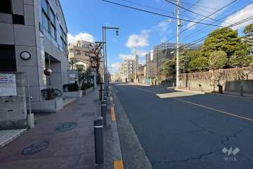 敷地北側の前面道路（東側から）