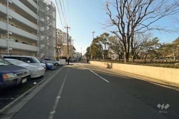 敷地の北側前面道路（東側から）