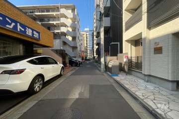 敷地北側の前面道路（東側から）