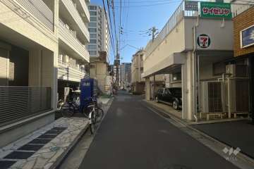 敷地北側の前面道路（西側から）