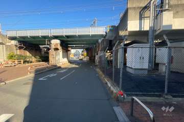 敷地西側の前面道路　