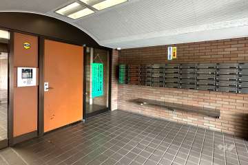 エントランスはオートロック付きです。