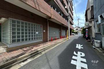 敷地南側の前面道路（西側から）