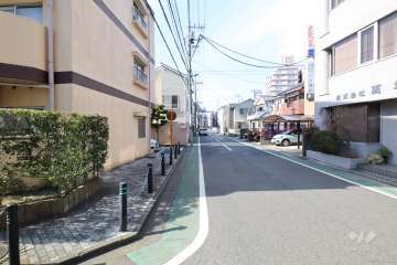 敷地南側の前面道路（東側から）