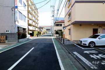 敷地南側の前面道路（西側から）