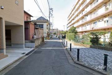 敷地東側の前面道路（北側から）